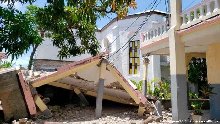 Haiti earthquake death toll mounts to 304