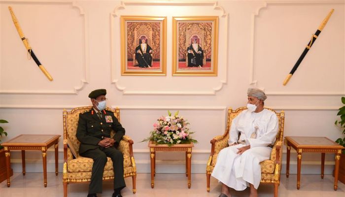 السيد شهاب بن طارق يستقبل مسؤولًا إماراتيًا