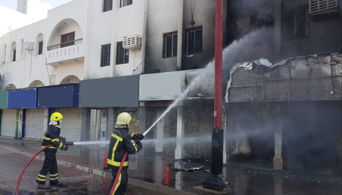 إصابة شخصين في حريق شب في محل تجاري بسوق السيب
