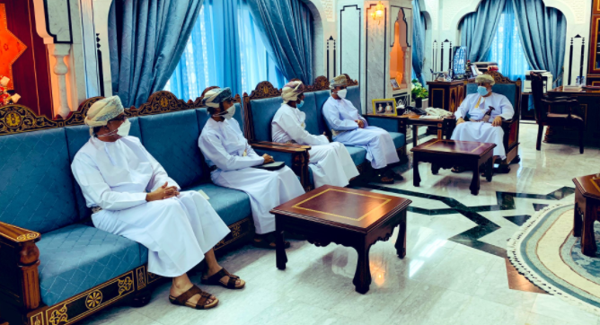 رئيس هيئة الطيران المدني يبحث تطوير الطيران المدني في مختلف المجالات بظفار