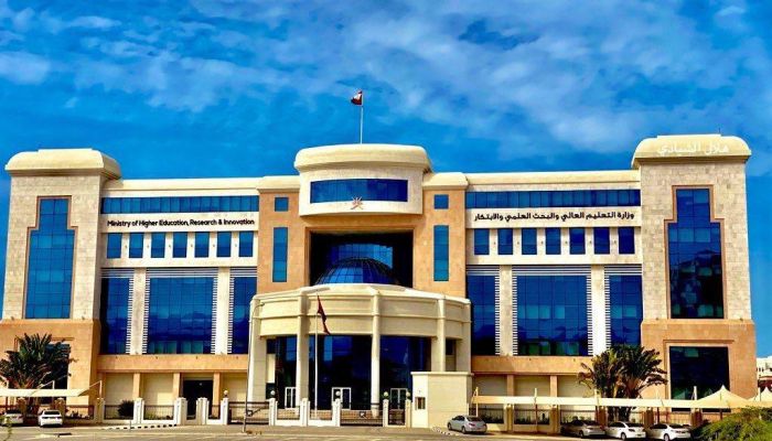 التعليم العالي تعلن عن منح دراسية  للطالبات فقط