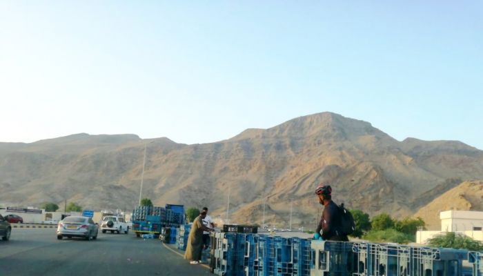 العامرات: سقوط حمولة لشاحنة في الطريق والشرطة تدعو للحذر