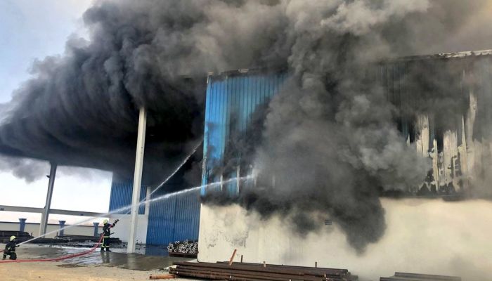 الدفاع المدني يتعامل مع حريق بمصنع في سمائل