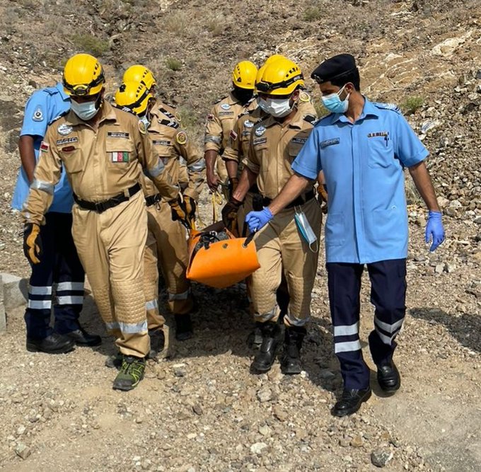 الدفاع المدني ينقذ شخص تعرض  لإصابة بأحد الجبال