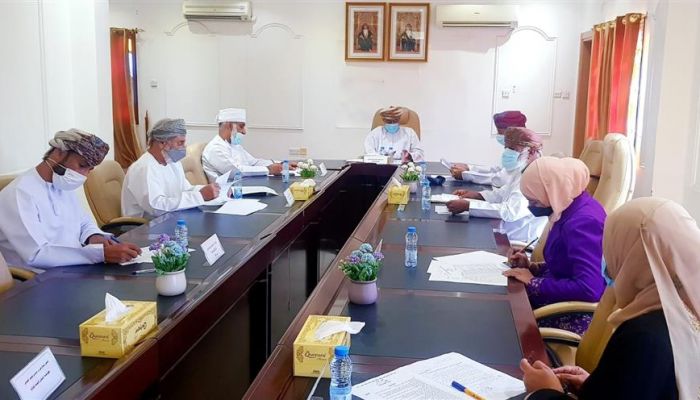 مناقشة تعمين مهنة استئجار المحلات التجارية بسوق السيب المركزي