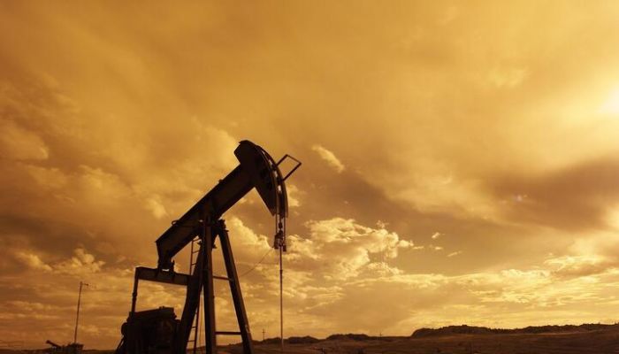 النفط يتراجع متخليًا عن بعض مكاسبه التي حققها بفعل تراجع المخزونات الأميركية