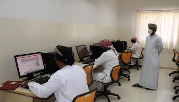 العمل تجري اختبارات تحريرية لمتقدمين لعدد من الوظائف بالبريمي