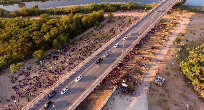 US holds thousands of migrants under Texas bridge