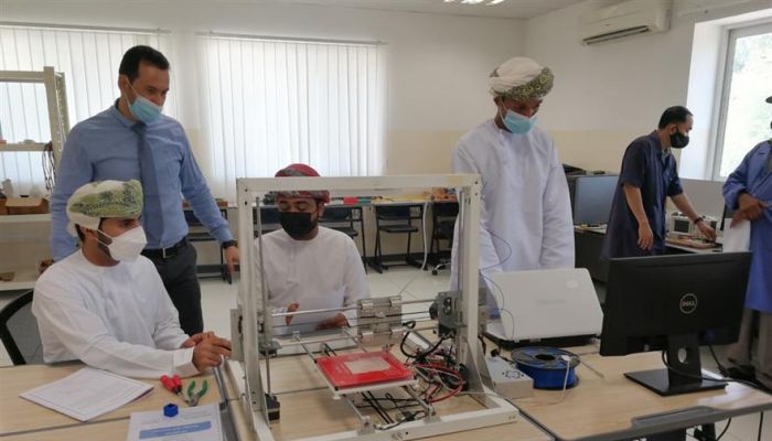 طلبة عمانيون يبتكرون طابعة ثلاثية الأبعاد