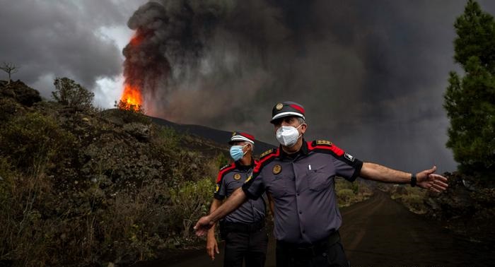 La Palma volcano eruptions force evacuation of 3 more towns