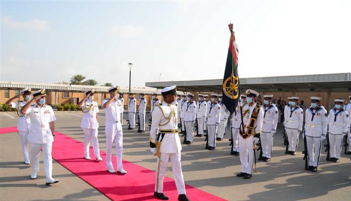قائد البحرية السلطانية يستقبل مسؤولًا هنديًا