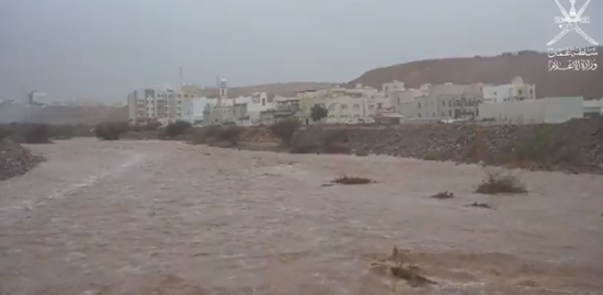 السجن والغرامة لمن يجازف بعبور الأودية