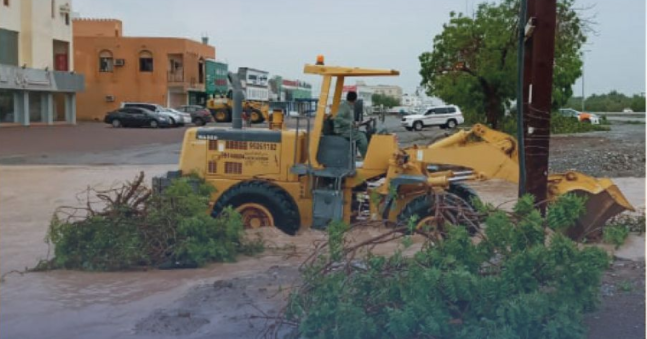 بالصور: جهود مستمرة لإعادة خدمات الطرق والكهرباء بالمناطق المتأثرة بـ شاهين