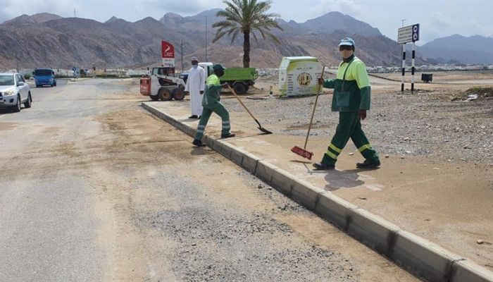 المديرية العامة لبلدية مسقط بالعامرات تواصل تهيئة الطرق