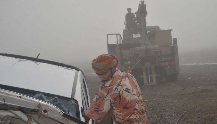 الجيش  يقوم بقطر ونقل عدد من السيارات المتضررة