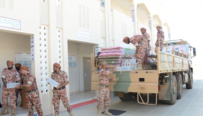 الجيش السلطاني ينقل مواد تموينية لعدد من مناطق ولاية السويق
