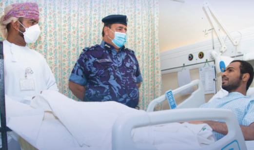 تفقد المصابين جراء الحالة المدارية في مستشفى صحار