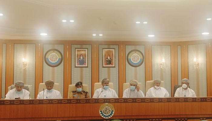 ظفار: لقاء لتنظيم الدعم والتبرعات للمتضررين جراء إعصار شاهين.