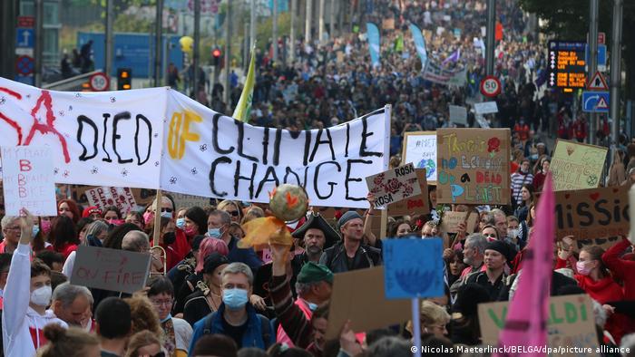 Tens of thousands descend on Brussels for climate protest