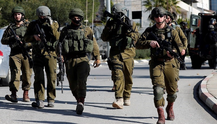 قوات الاحتلال تعتقل 12 فلسطينيًا في الضفة الغربية