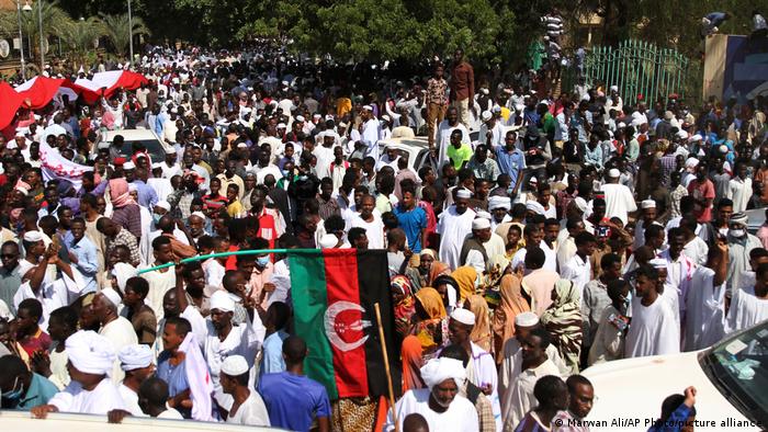 Thousands call for dissolution of transitional government in Sudan
