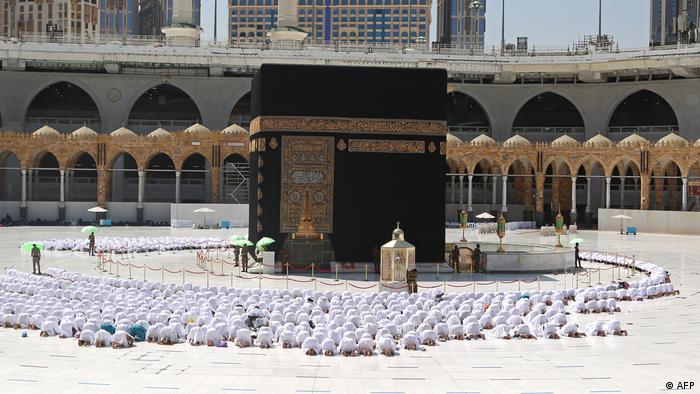 Mecca Grand Mosque drops social distancing