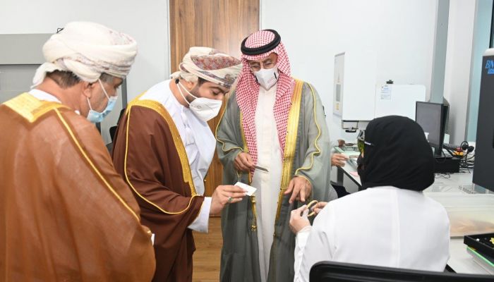 اليوسف يستعرض العلاقات الأخوية مع وزير الصناعة والتجارة والسياحة البحريني