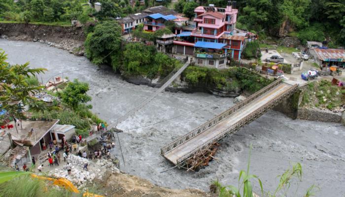 الفيضانات تخلف 54 قتيلًا في الهند و77 في النيبال