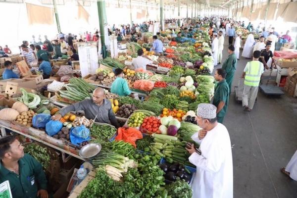 بلدية مسقط تمدد ساعات عمل تجار التجزئة بسوق الخضروات والفواكه المركزي