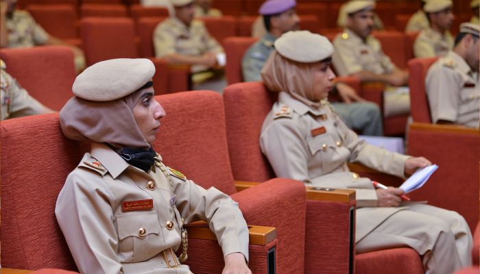 وفد منتسبي دورة تنمية مهارات الضباط يزور مجلس الشورى