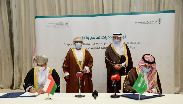 السلطنة والسعودية توقعان مذكرتي تعاون في النقل البري والجوي