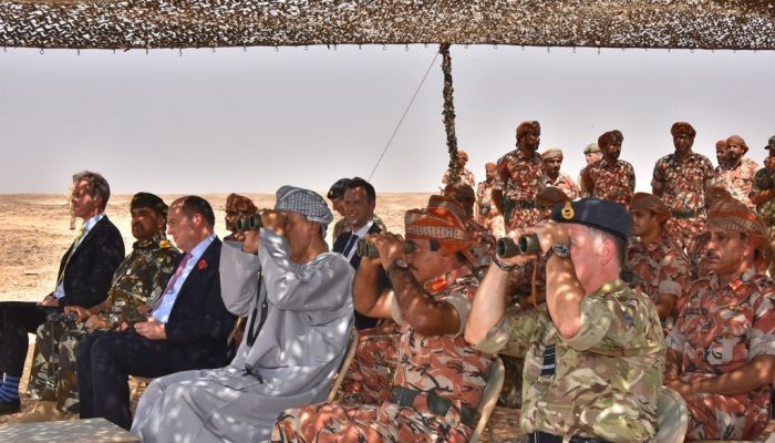 السيد شهاب ووزير الدفاع البريطاني يشهدان البيان العملي لختام التمرين العسكري المشترك (خنجر عمان)