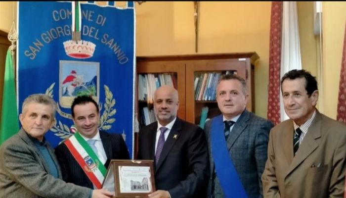 سفير السلطنة المعتمد لدى إيطاليا يحصل على جائزة 'مارتزاني'