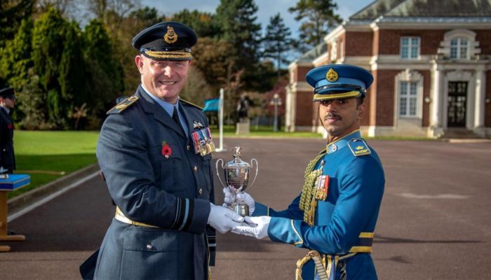 ضابط عماني يحصل على لقب أفضل ضابط دولي في كلية جوية بريطانية