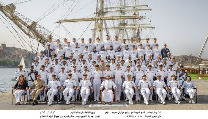 بالصور: السيد ذي يزن يودع سفينة شباب عمان