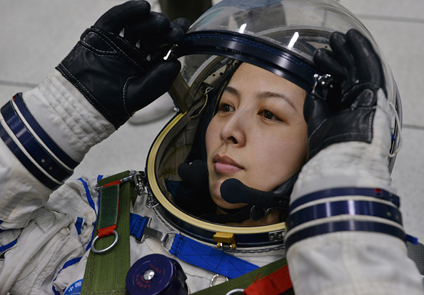 وانغ يابينغ أول امرأة صينية تسير في الفضاء