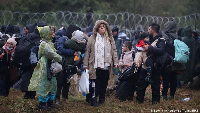 Poland seals Belarus border crossing in migrant standoff