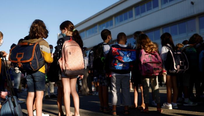فرنسا تعيد العمل بإلزامية الكمامات في المدارس