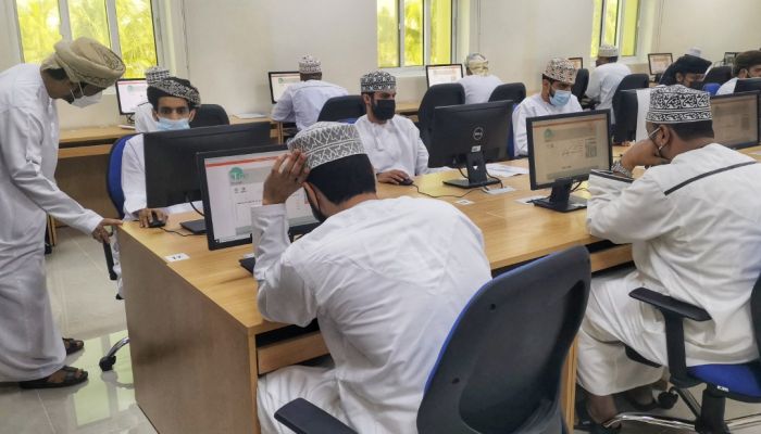 وزارة العمل تجري اختبارات للباحثين عن عمل لوظائف بلدية ظفار