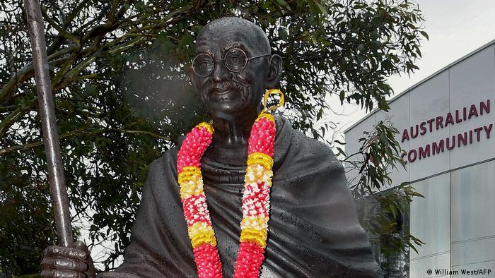 Australia: Police investigate attempt to behead Mahatma Gandhi statue