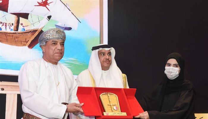 تكريم الفائزين في مسابقة رسم لوحة فنية تجسّد عمق العلاقات العُمانية – البحرينية