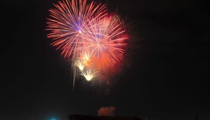 عروض الألعاب النارية في صلالة احتفالاً بالعيد الوطني 51