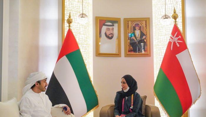 وزير الخارجية الإماراتي يهنئ جناح السلطنة في إكسبو 2020 بالعيد الوطني