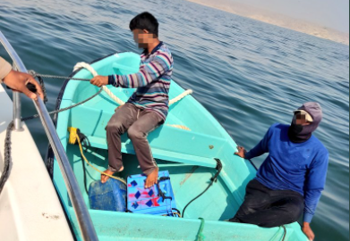ضبط 8 عمال مخالفين يمارسون الصيد بالتحويط على قوارب غير مرخصة