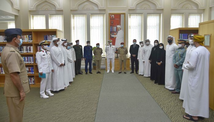 وفد دورة الدفاع الوطني الإماراتي يزور ’كلية الدفاع’