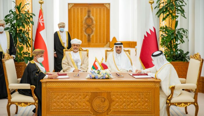 جلالة السلطان وأمير قطر يشهدان توقيع 6 اتفاقيات تعاون