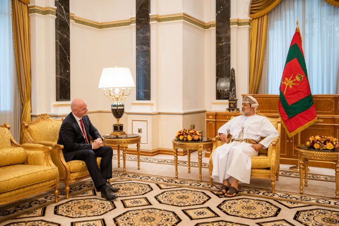 جلالة السلطان يستقبل رئيس الاتحاد الدولي لكرة القدم بالدوحة