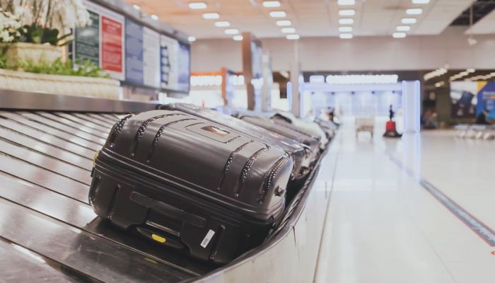 تنبيه من مطارات عمان حول مناولة الحقائب