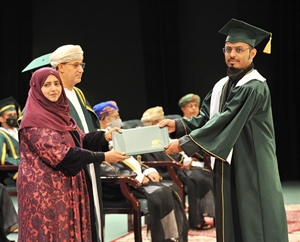 جامعة ظفار تحتفي بتخريج أكثر من 600 خريج