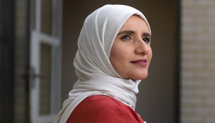 جوخة الحارثية تفوز بجائزة الأدب العربي